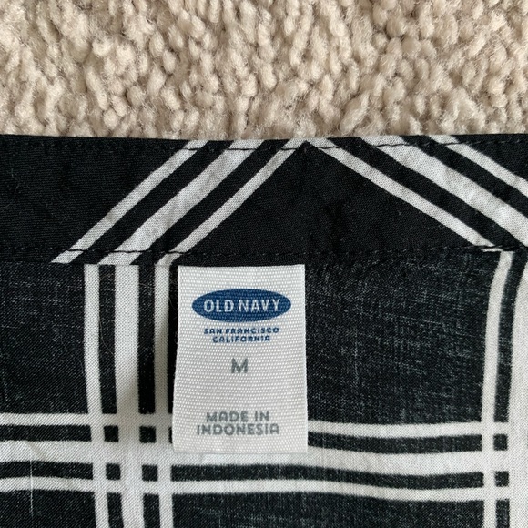 Old Navy Top. - Picture 2 of 2